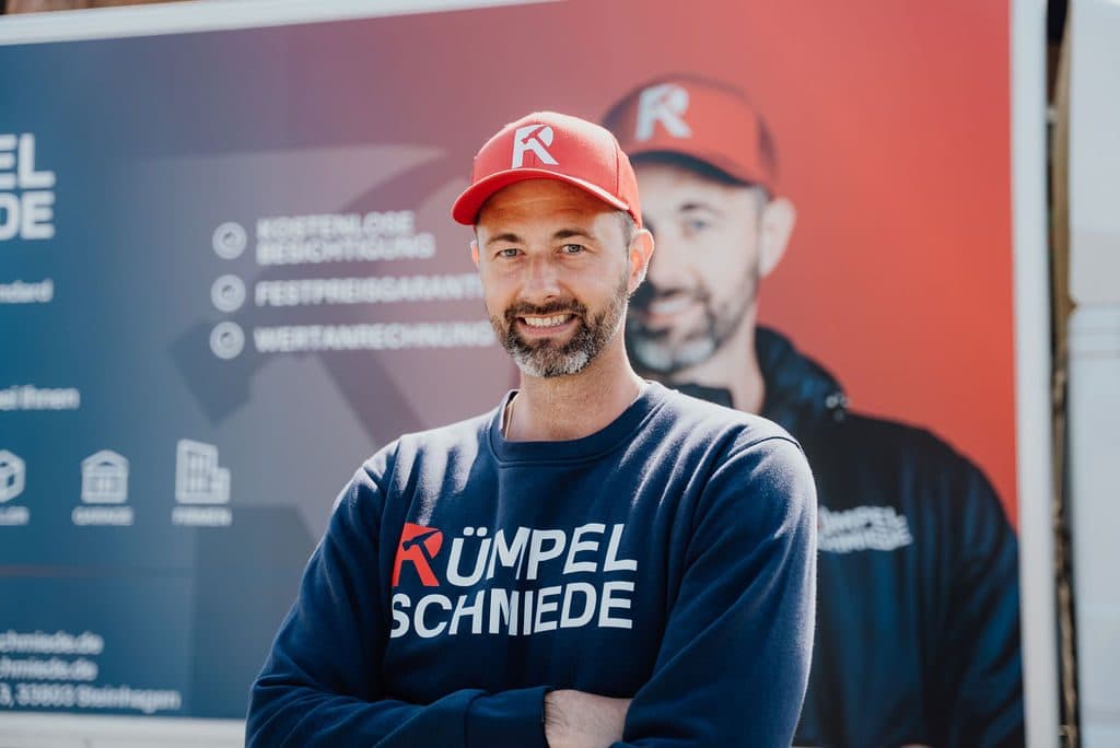 Mitarbeiter vor dem Transporter