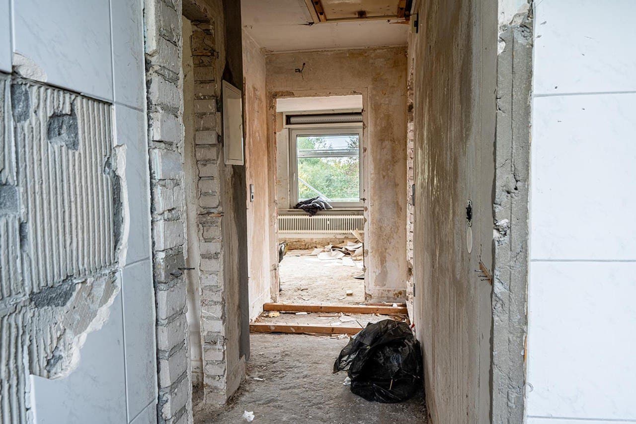 Flur mit freigelegten Wänden