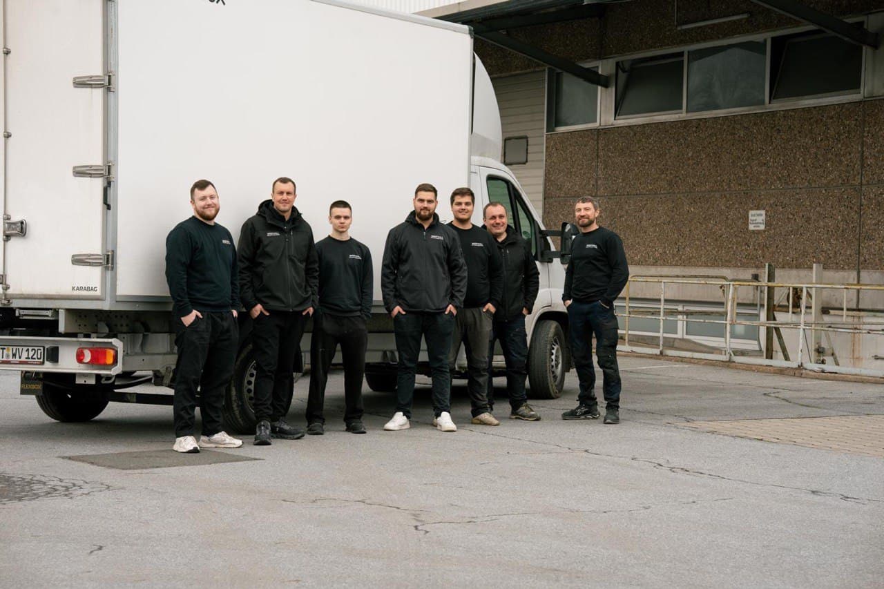 Das Wertvoll Team vor dem Einsatzfahrzeug in NRW