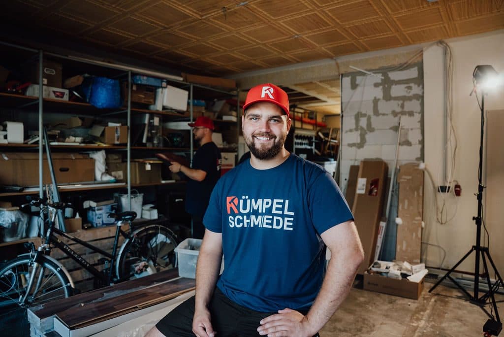 Team räumt ein Kellerabteil
